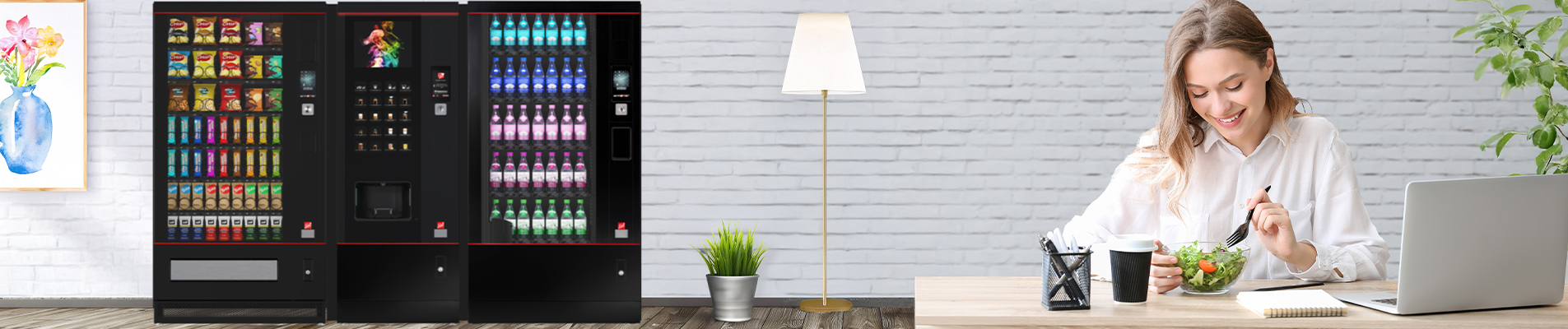 Eine Arbeitende Frau vor einem Automaten