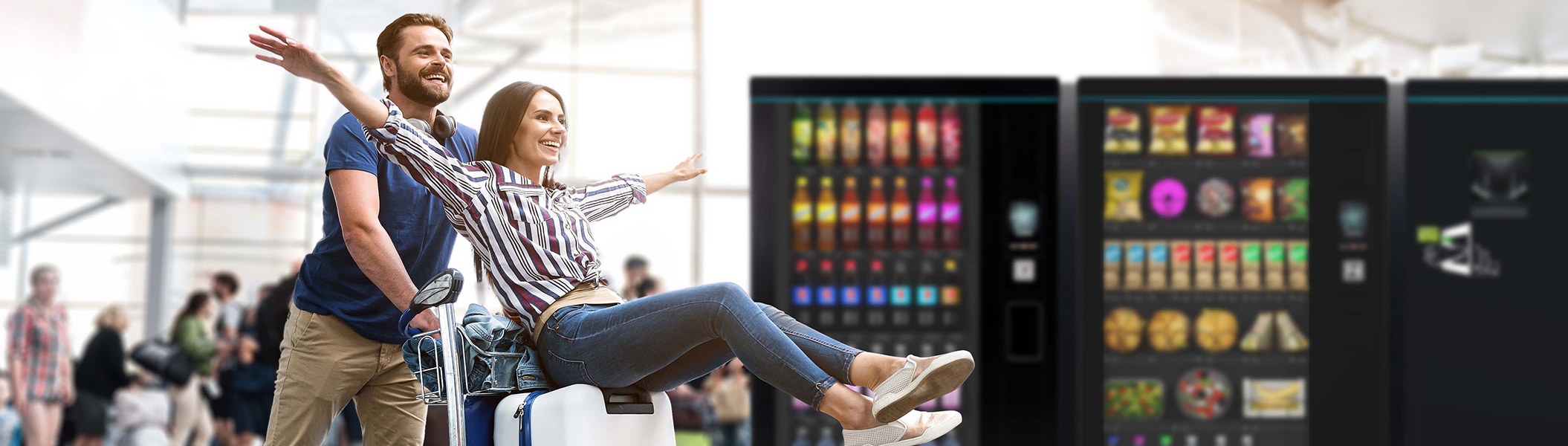 Automaten hinter Menschen auf dem Flughafen