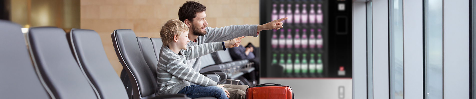 Automaten hinter Menschen auf dem Flughafen