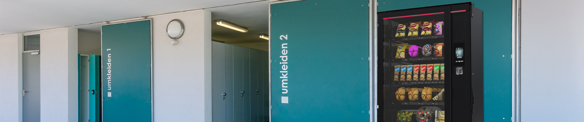 Ein Automat vor Umkleidekabinen im Freibad