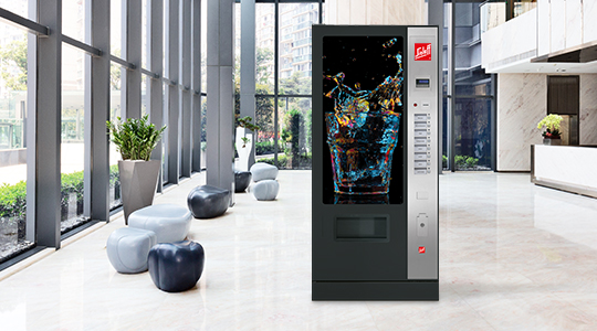 Ein Automat in einem großen offenen Raum