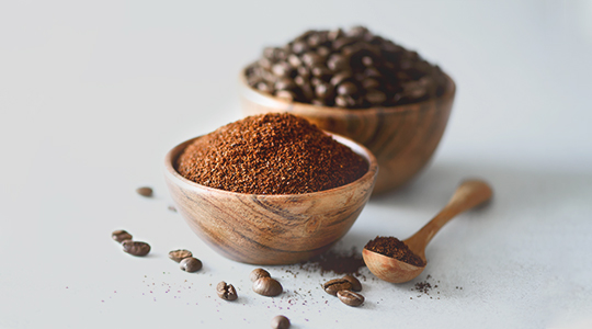 Gewürz und Hülsenfrüchte in Schalen