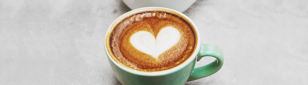 Eine Kaffeetasse mit einem Herz auf dem Kaffee