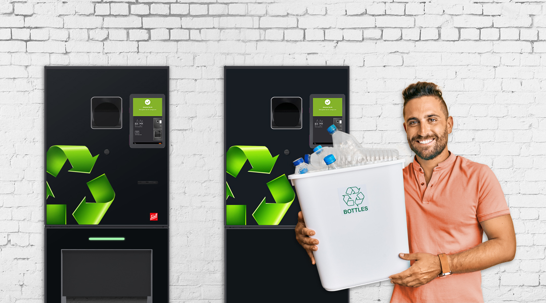 Ein Mann mit leeren Plastikflaschen vor zwei SiVario Automaten