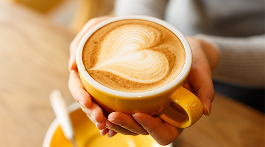 Eine Kaffeetasse mit einem Herz auf dem Kaffee