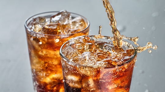 Zwei Gläser mit Eiswürfeln und einem Softdrink