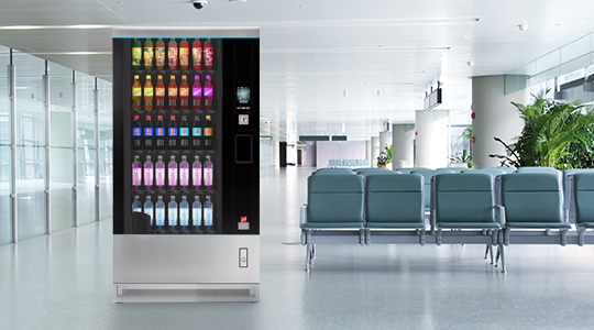 Ein Automat in einem Großen Raum mit Bänken