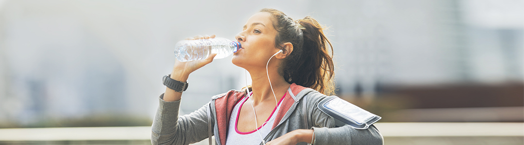 Eine Frau die Wasser trinkt