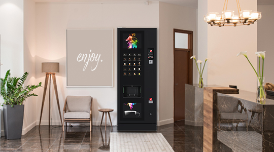 Ein Heißgetränkeautomat SiLine HG TS7 vor einem Tresen