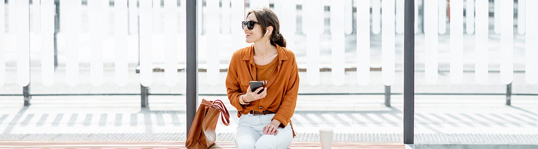 Eine Frau auf einer Bank