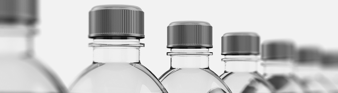 Gefüllte Wasserflaschen in einer Reihe