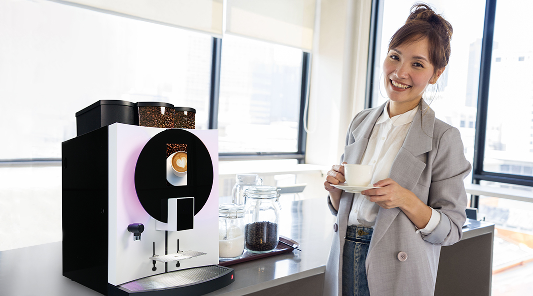 Eine Siamonie Maschine im Büro neben einer Frau