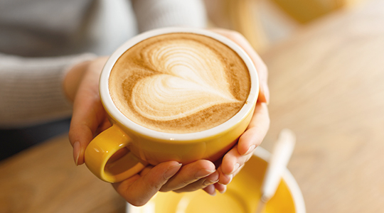 Eine Kaffetasse mit einem Herz auf dem Kaffee