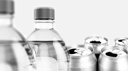 Gefüllte Wasserflaschen und offene silberne Dosen