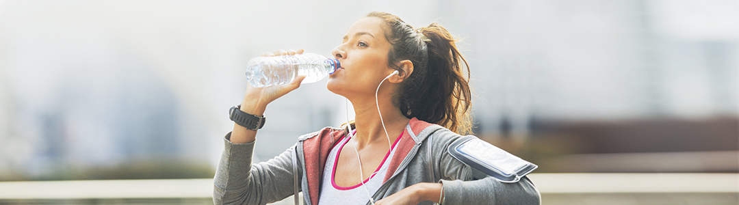 Eine Frau die Wasser trinkt