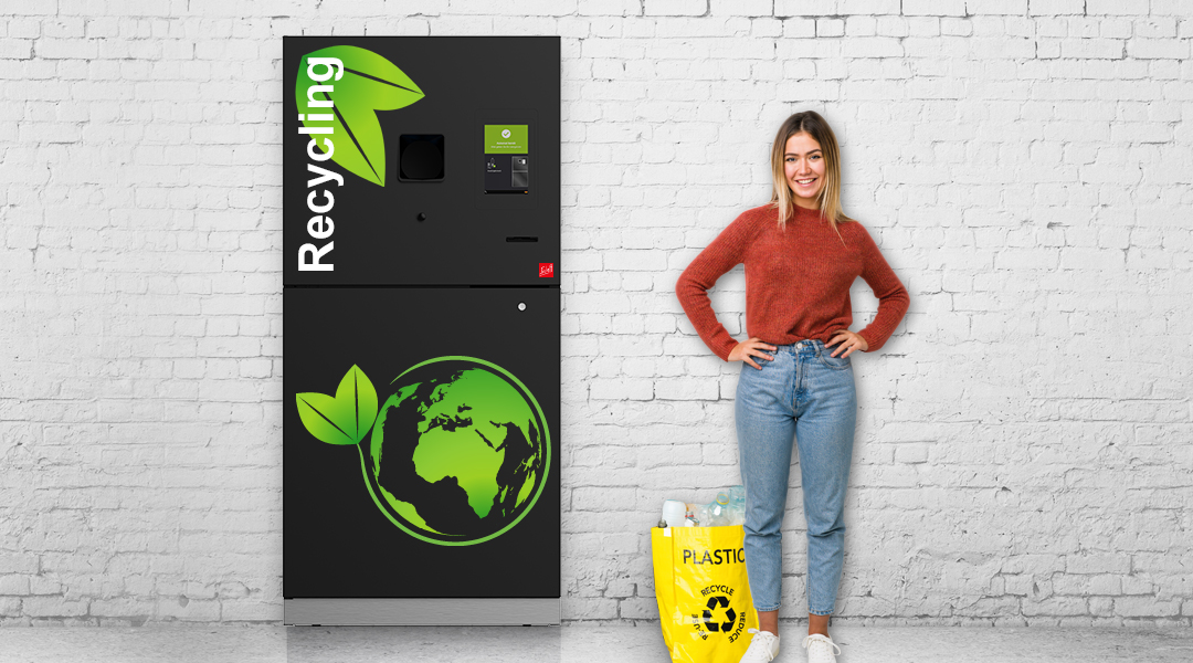 Eine Frau mit Plastikflaschen vor einem Automaten
