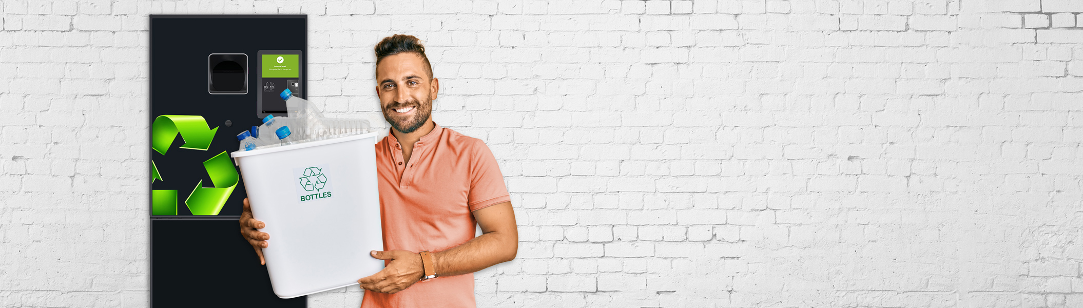 Mann mit Plastikflaschen im Behälter vor einem Rücknahmesystem