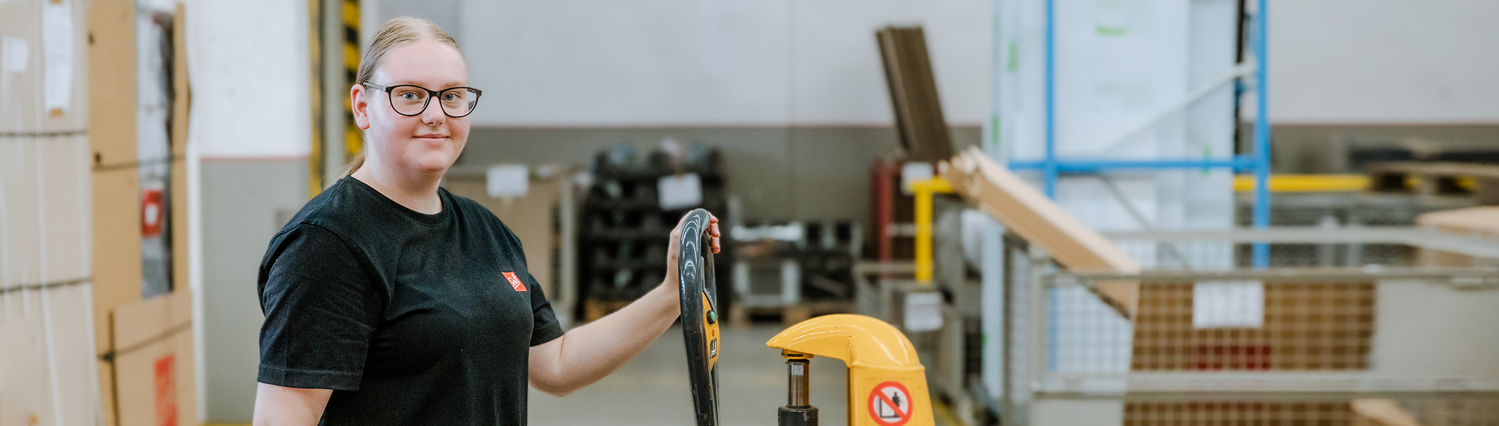 Eine Fachkraft für Lagerlogistik