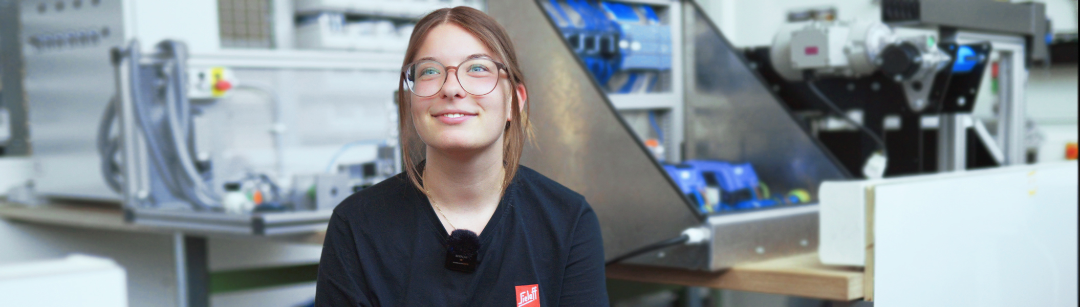 Eine Mechatronikerin