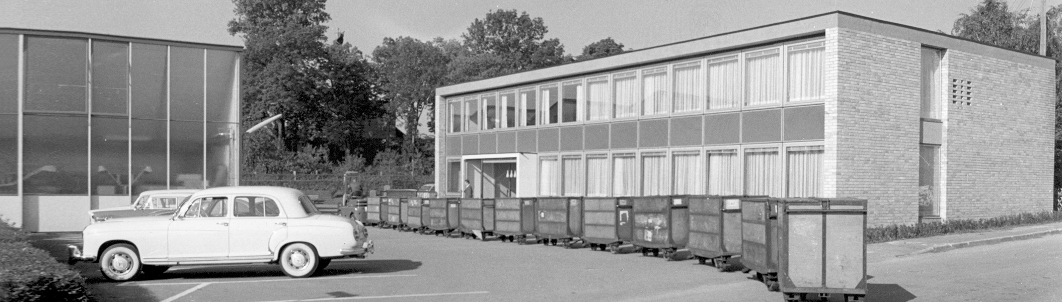 Ein schwarz-weiss Bild eines Unternehmensgebäudes