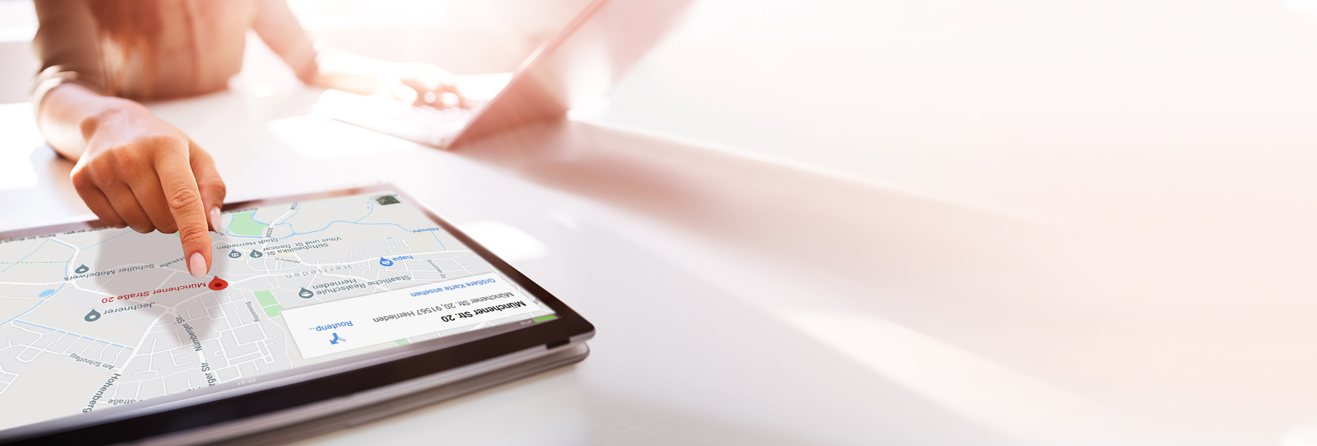 Eine an einem Tablet arbeitende Person