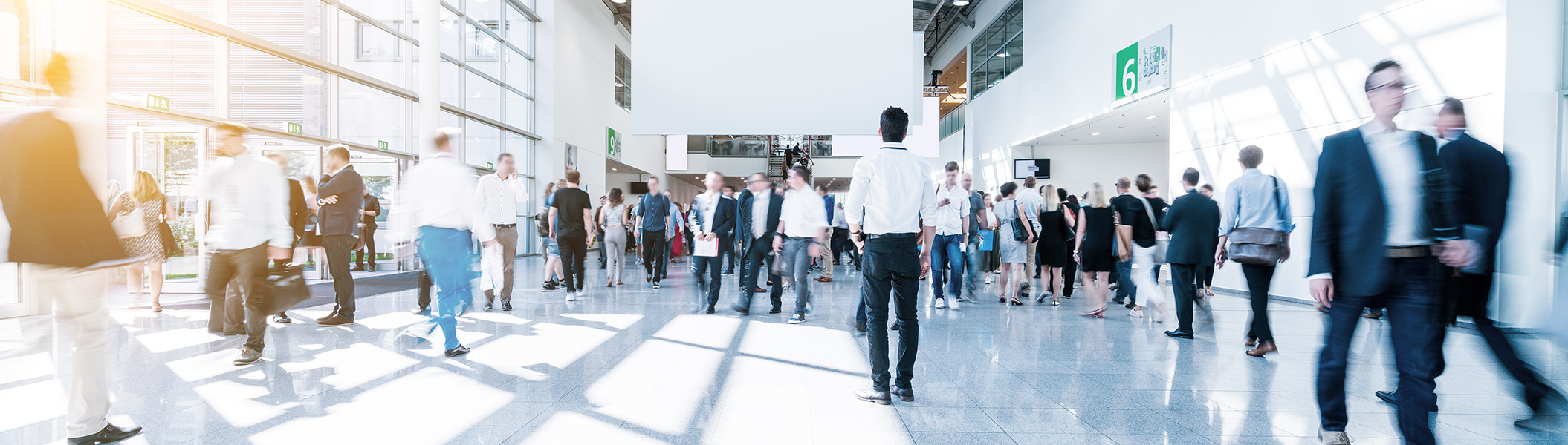 Menschen auf einer Messe