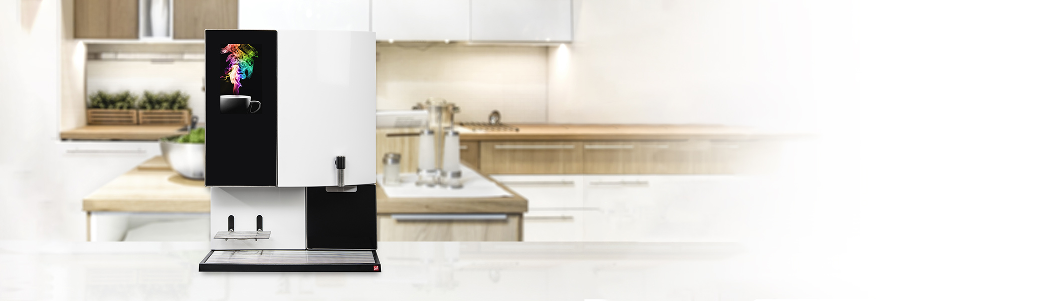 Eine Sielaff Kaffeemaschine der Siamonie Serie steht auf der Arbeitsplatte in einer Küche