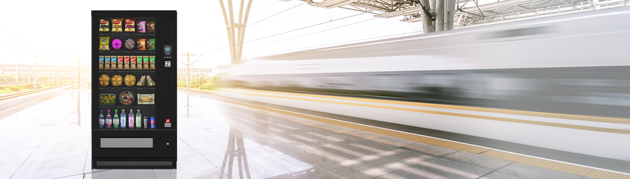Auf einem Bahnsteig stehender SiLine Snack- und Kombiautomat.