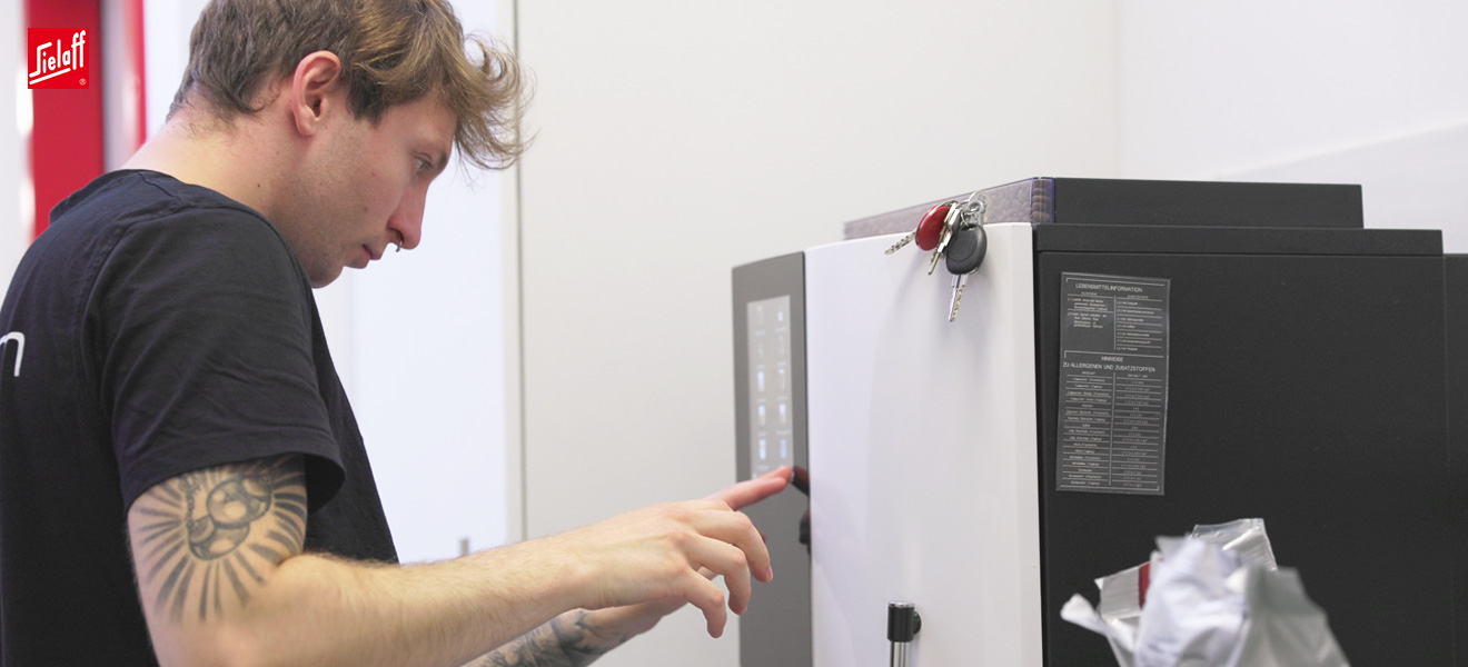 Ein Automatenfachmann bei der Arbeit