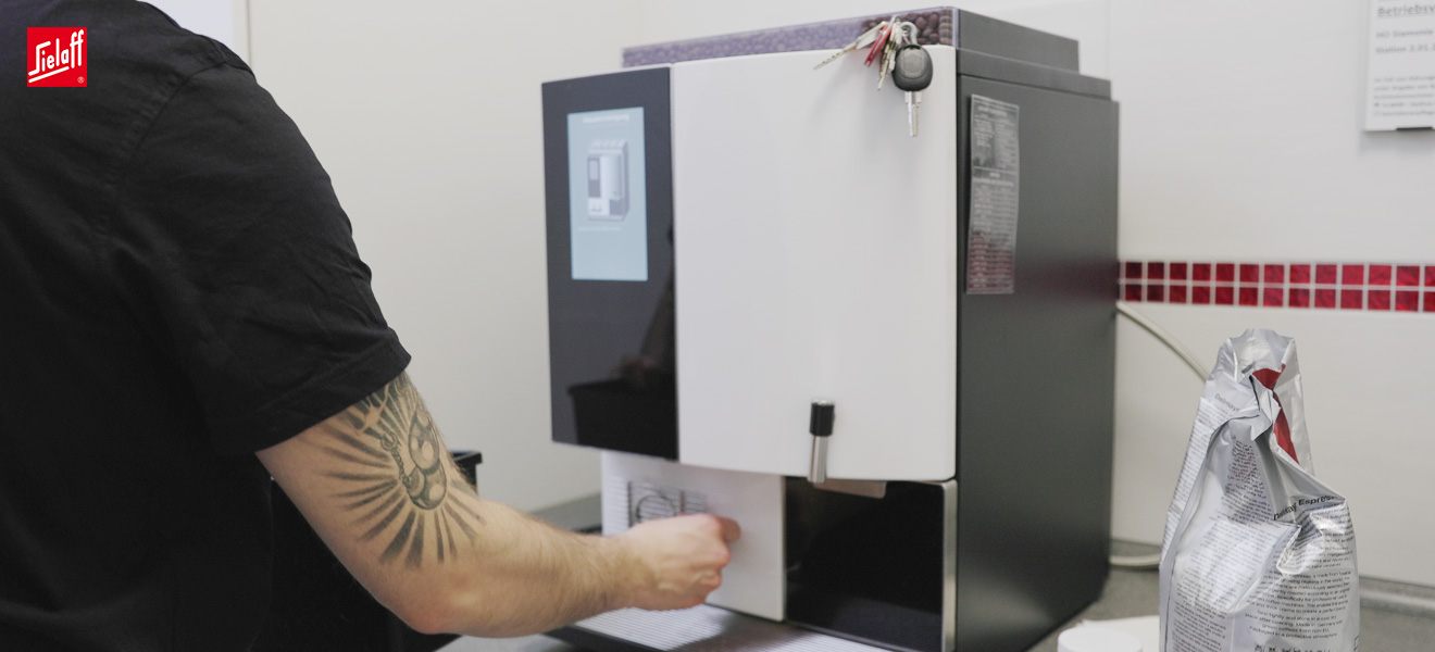 Ein Automatenfachmann bei der Arbeit