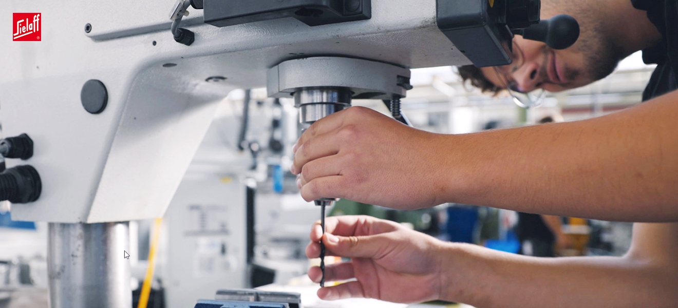 Ein Industriemechaniker an einer Maschine