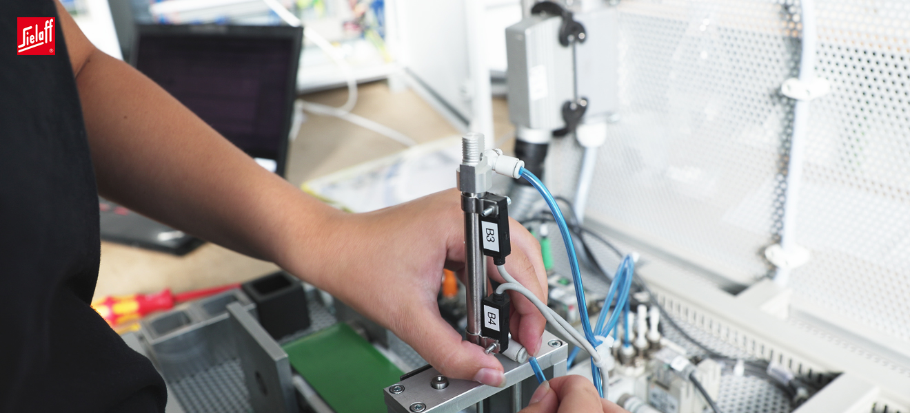 Eine Mechatronikerin bei der Arbeit