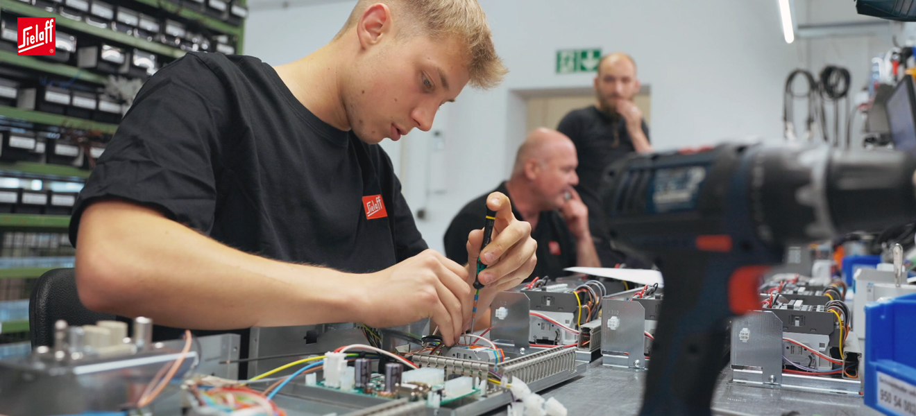 Ein Elektroniker für Betriebstechnik bei der Arbeit