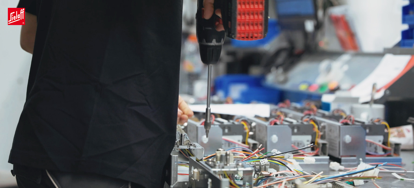 Ein Elektroniker für Betriebstechnik an einer Maschine