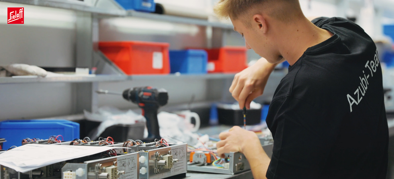 Ein Elektroniker für Betriebstechnik bei der Arbeit