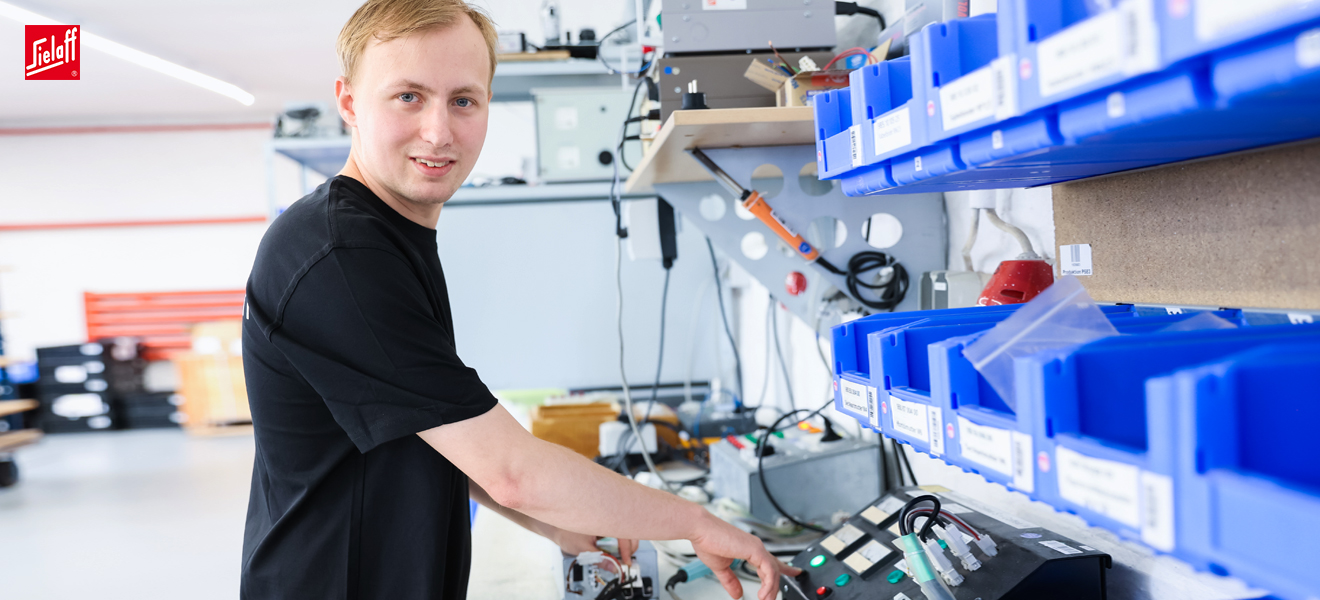 Ein Industrieelektriker für Betriebstechnik bei der Arbeit