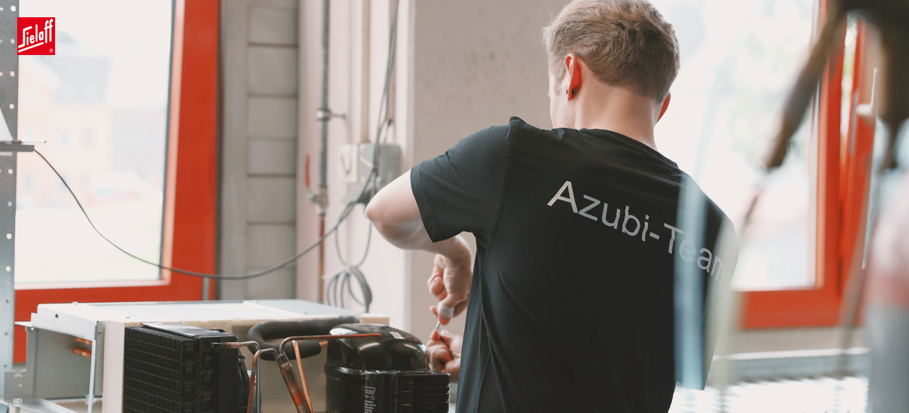 Ein Mechatroniker für Kältetechnik bei der Arbeit