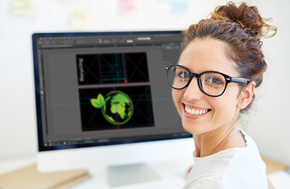 Eine Frau vor einem Bildschirm