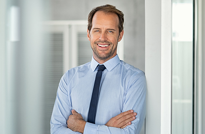 Ein Bild eines Mannes mit Hemd und Krawatte