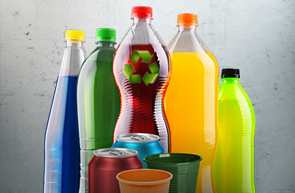 Verschiedene Arten von Plastikflaschen und Getränkedosen