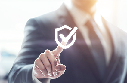 Ein Mann mit einem Sicherheitssymbol