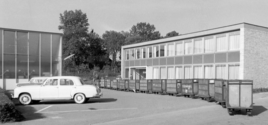 Ein schwarz- weiss Bild eines alten Unternehmensgebäudes 