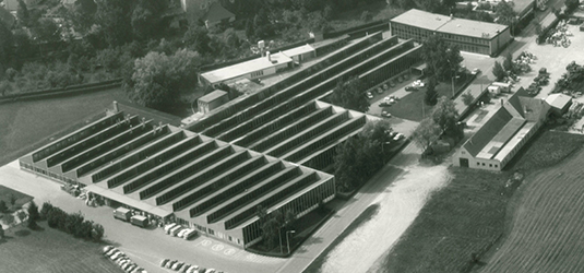 Ein schwarz- weiss Bild eines Unternehmensgebäudes