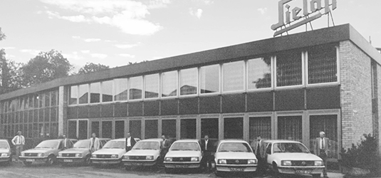 Ein schwarz- weiss Bild eines Unternehmensgebäudes aus 1976