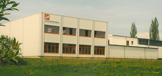 Ein Bild eines alten Unternehmensgebäudes