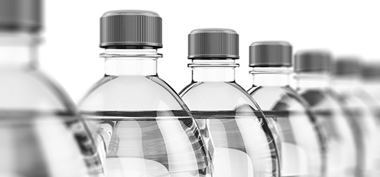 Ein Bild mehrerer gefüllter Plastikflaschen