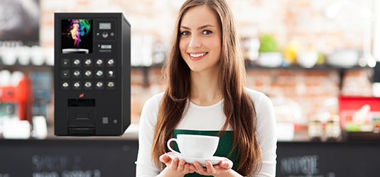 Ein Bild einer Frau mit einer Tasse vor einem Automaten