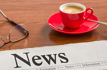 Ein Bild einer Tasse Kaffee und einer Zeitung