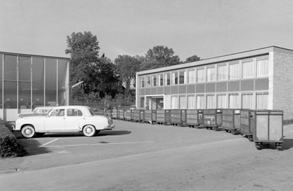 Ein schwarz- weiss Bild eines Unternehmensgebäudes