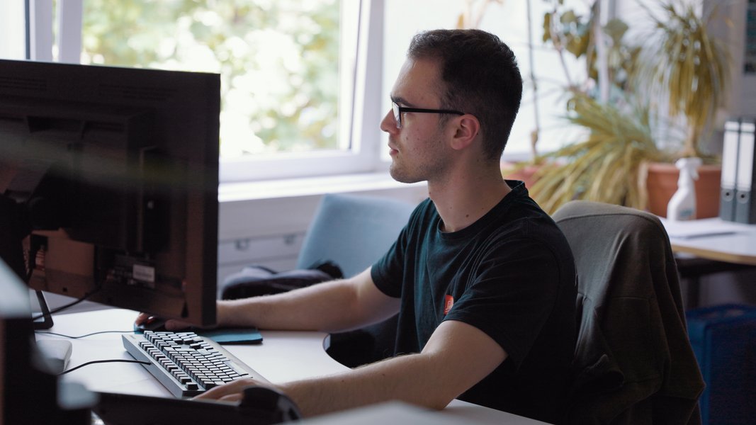 Ein technischer Produktdesigner an einem Computer